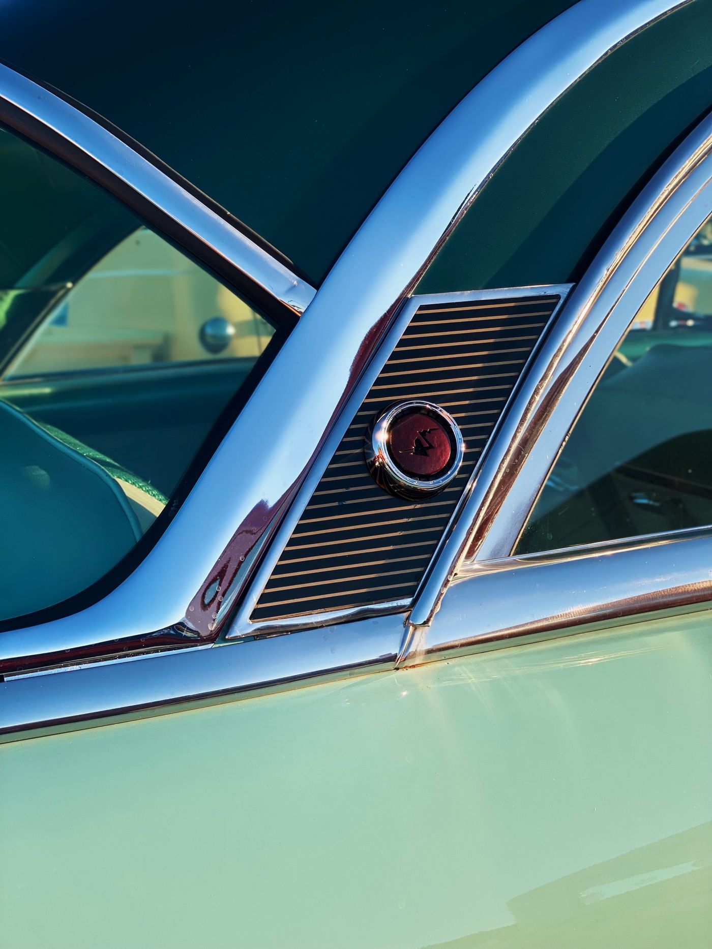 Detalhe cromado de um carro clássico verde