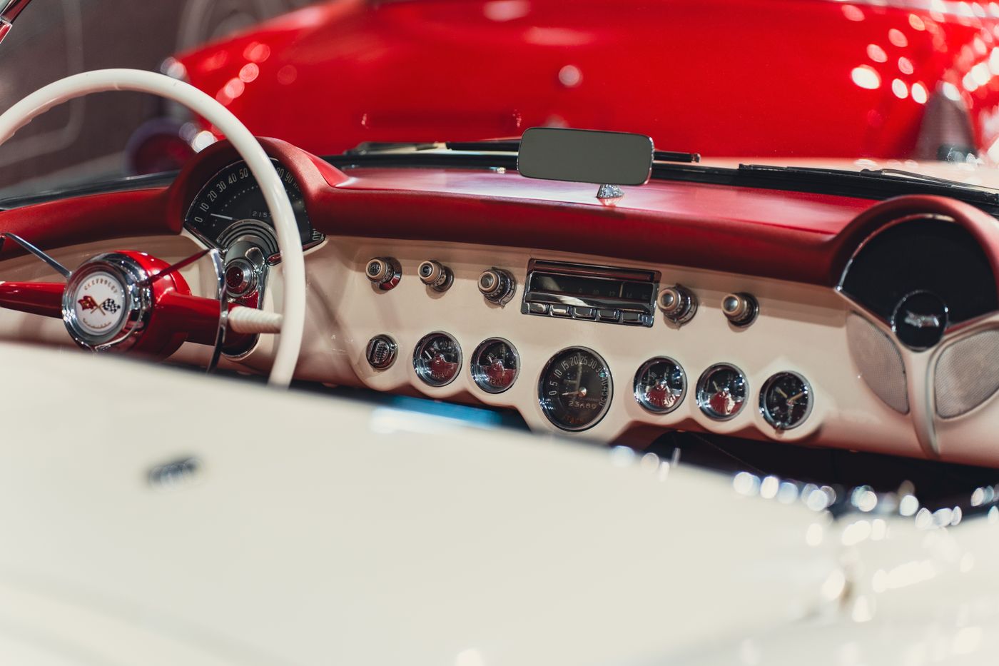 Painel de instrumentos de um carro clássico