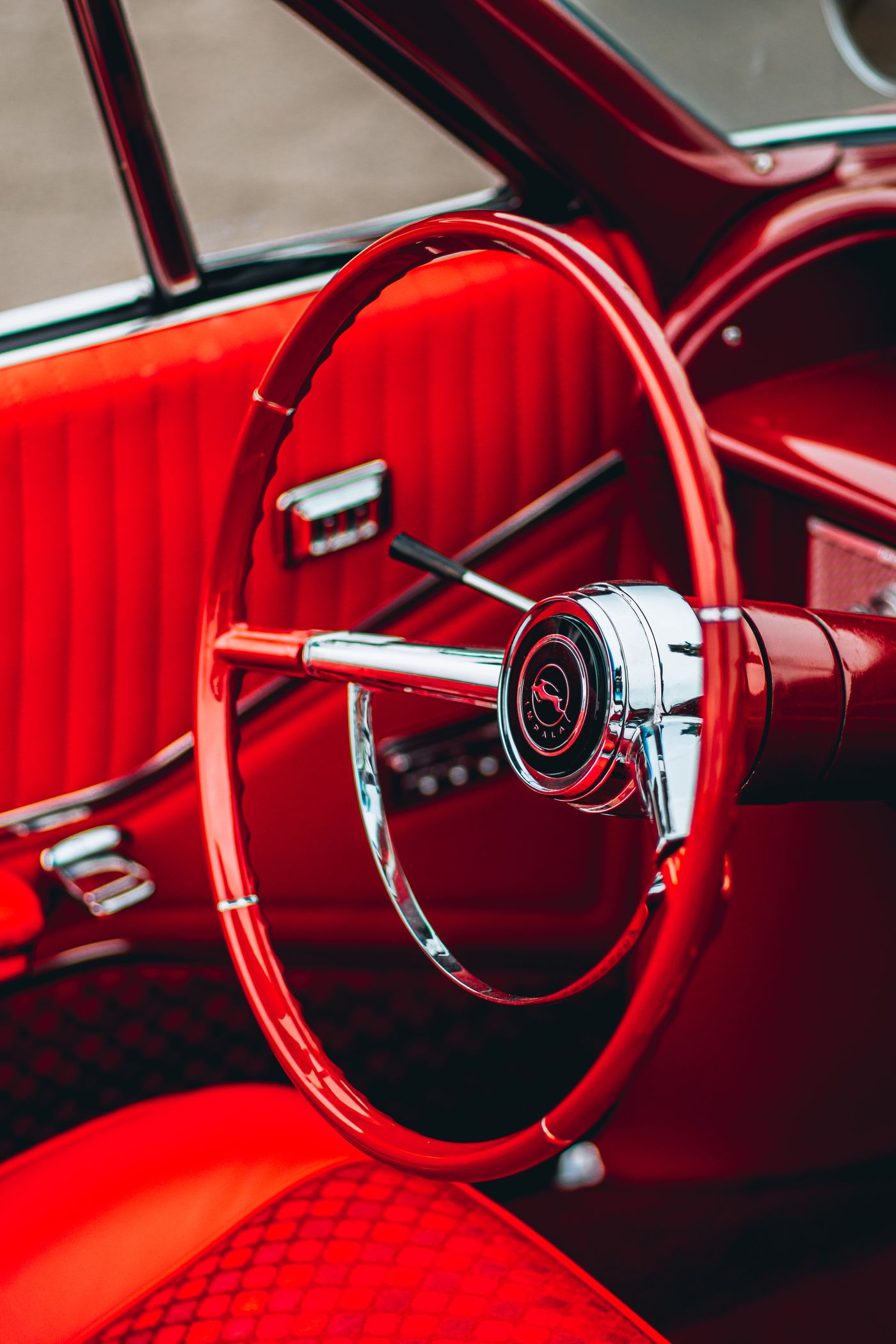 Volante e detalhes cromados de um carro antigo